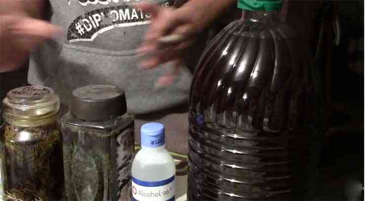 Ingredientes para el alcohol de marihuana y romero